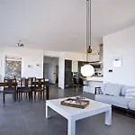 Beachfront Thesseus Βίλα *